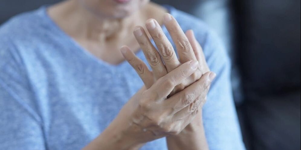 Osteoarthritis manifests itself as muscle spasms, slight swelling and pain in the joints of the fingers.