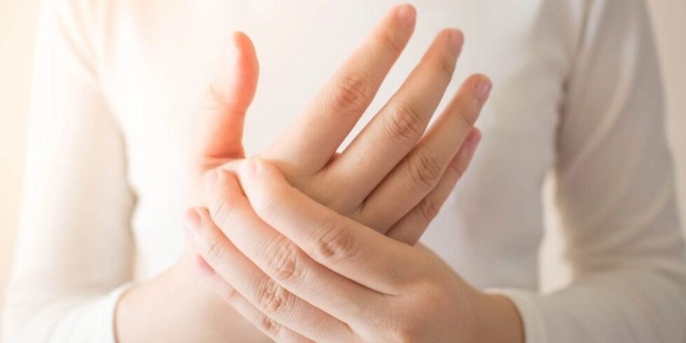With gout, acute pain appears in the joints of the fingers, accompanied by bone growth in the phalanges.